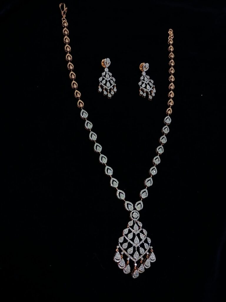 Signature Necklace With Tops