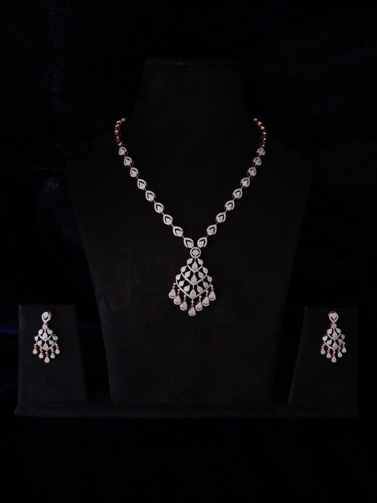 Signature Necklace With Tops