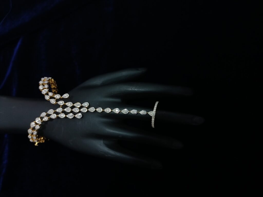 Flowing Diamond Haathphool