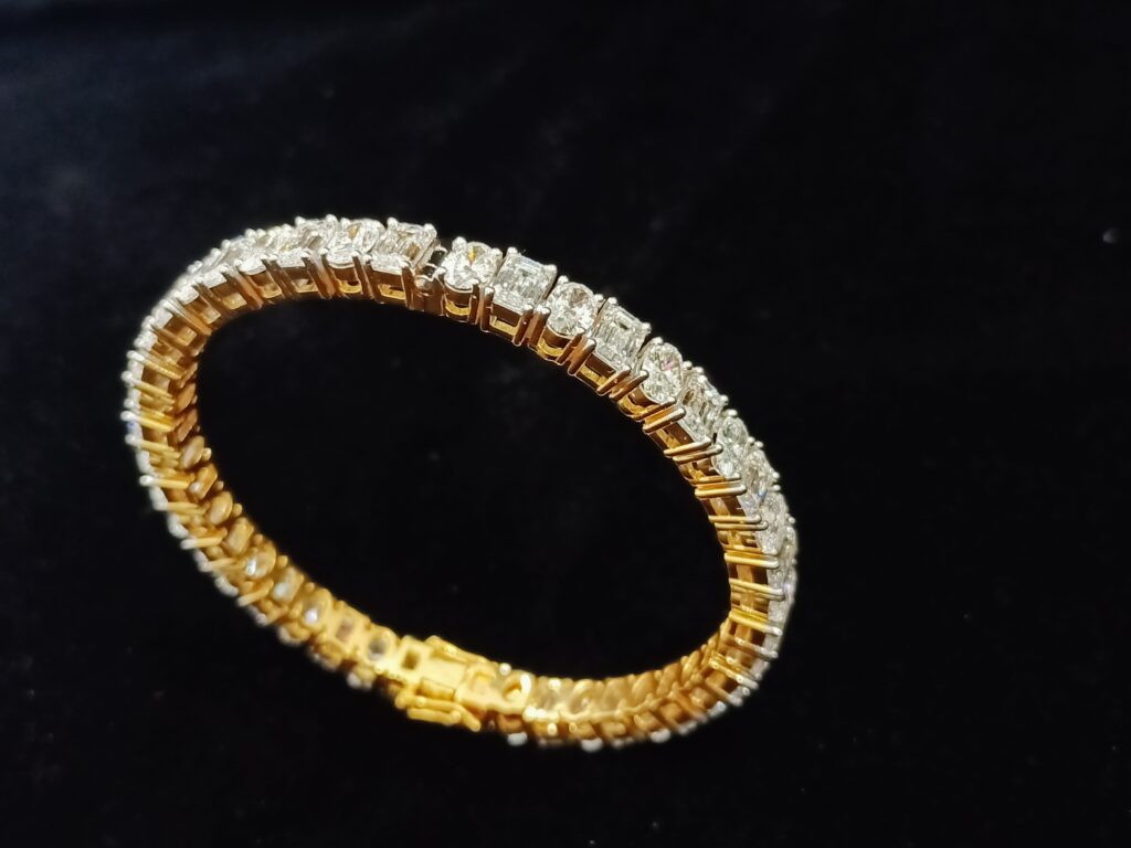Oval Emerald Spark Line
